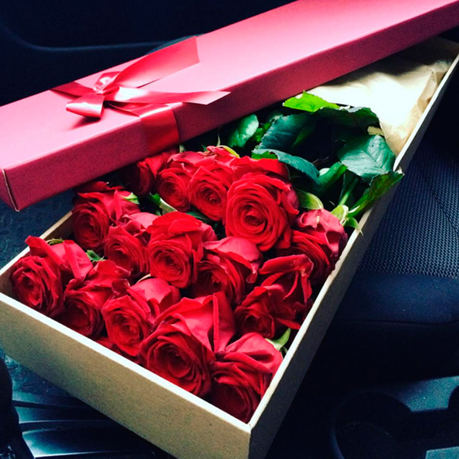 Хочу цветы и подарки. Цветы в коробке. Коробка для цветов. Красивые букеты в коробках. Розы в коробке.